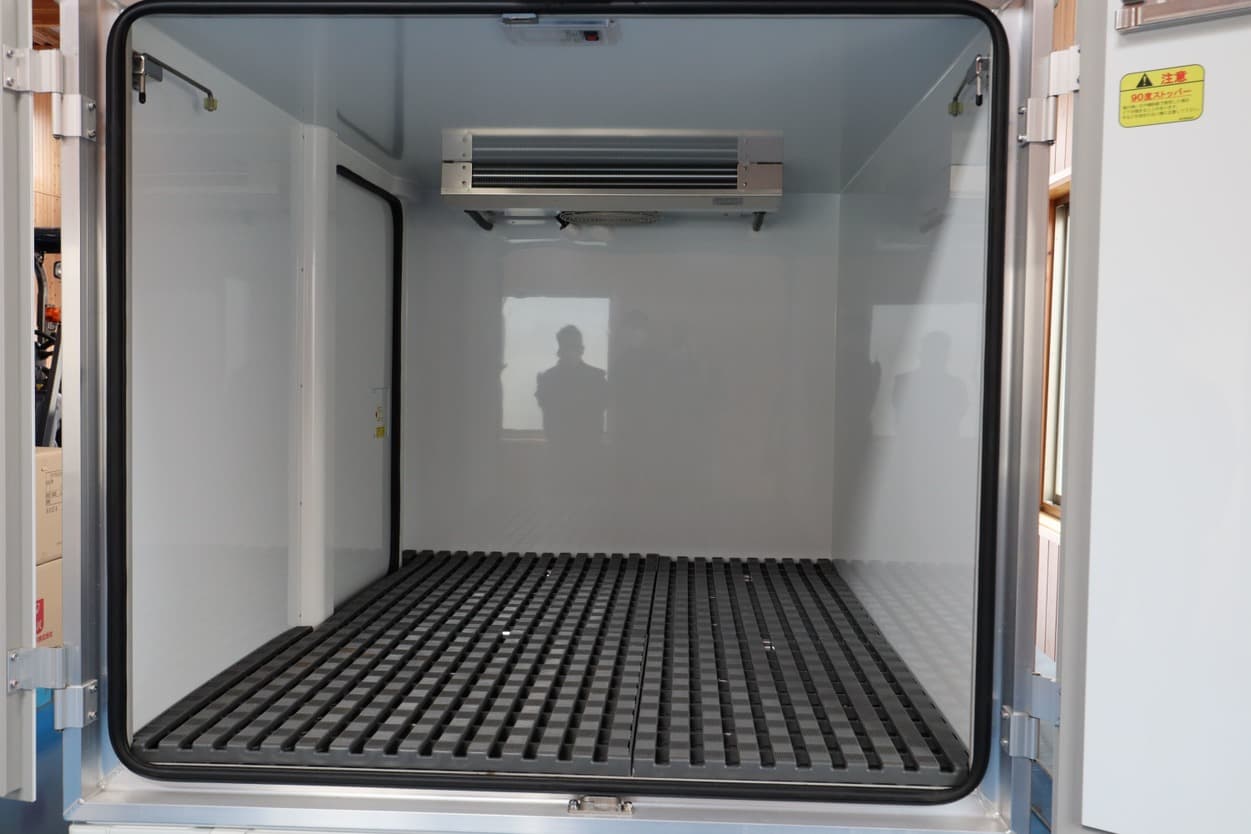 ピュアグリーンアグリ　集荷用冷蔵車