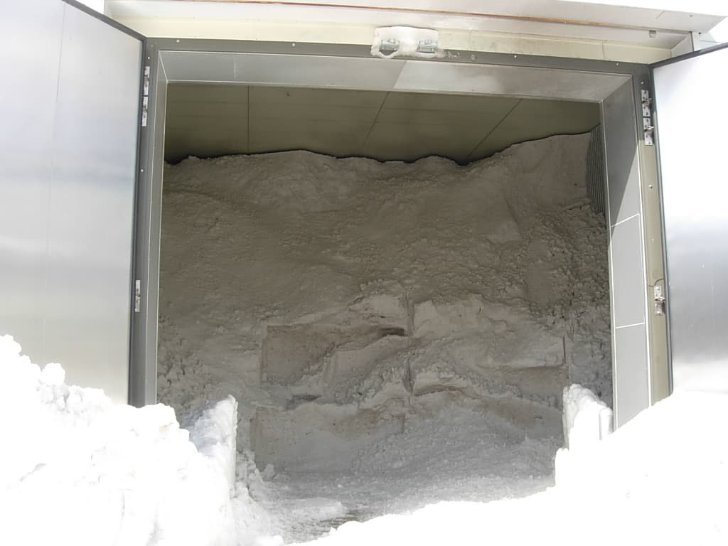 南郷トマト選果場 雪室内