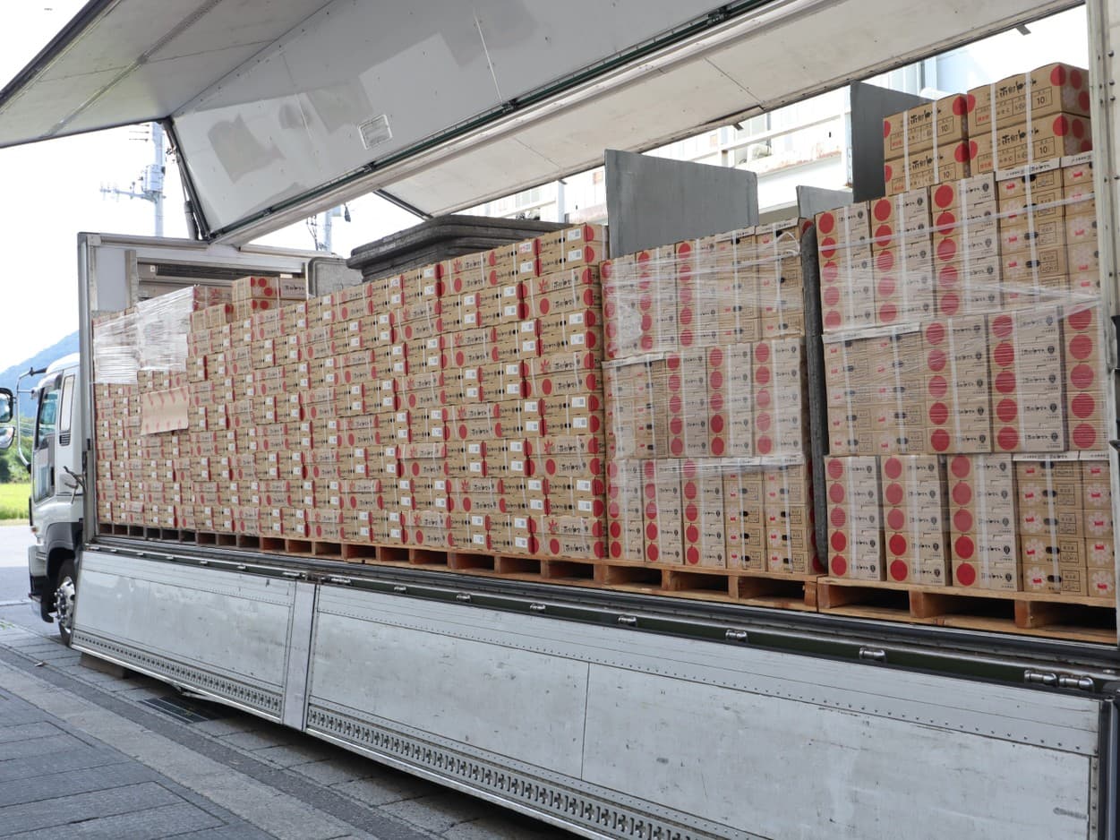 南郷トマト トラックに積み込み